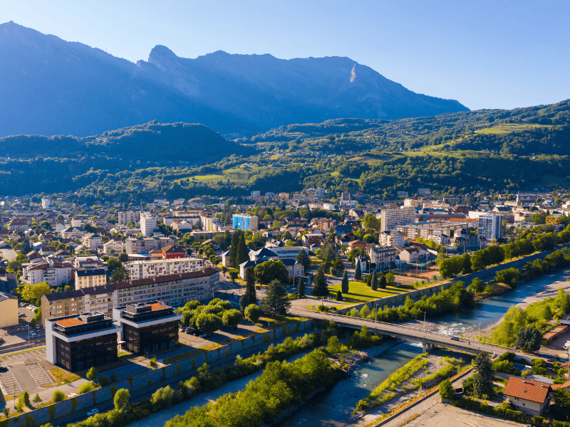 Massage érotique Albertville - Vue aérienne de la ville d'Albertville entourée de montagnes