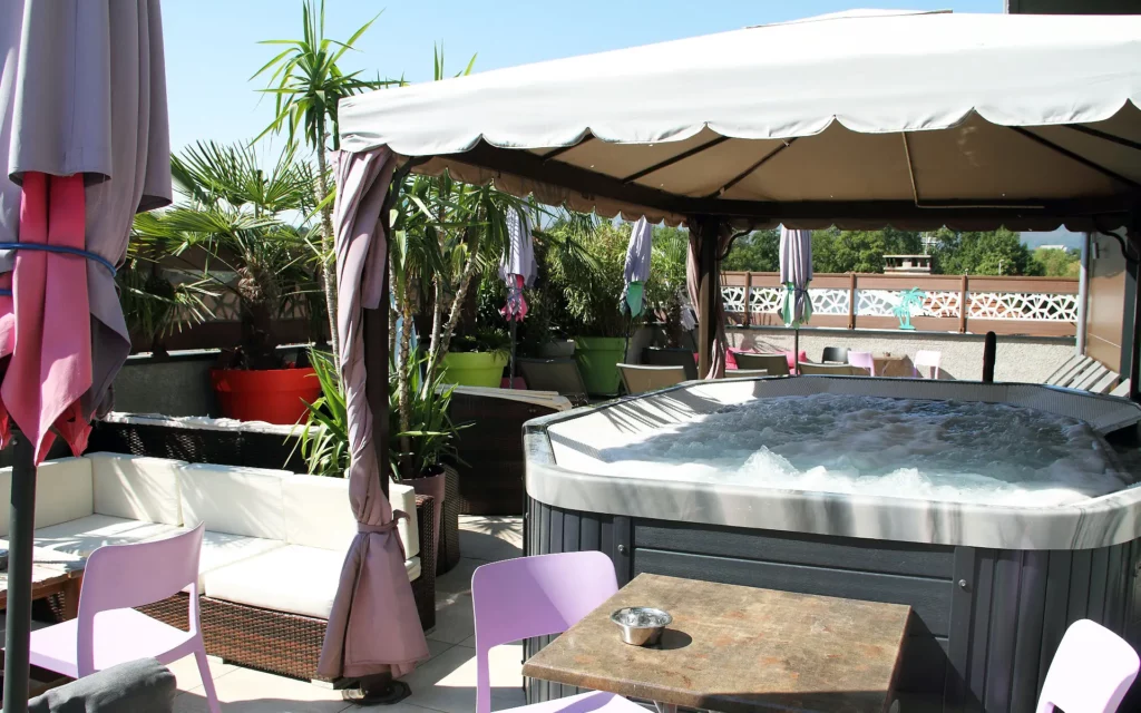 Jacuzzi extérieur et espace détente aux Jardins de Bao, club libertin près d’Aix-les-Bains