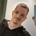 Homme pour couple candauliste à Annecy souriant en photo de profil